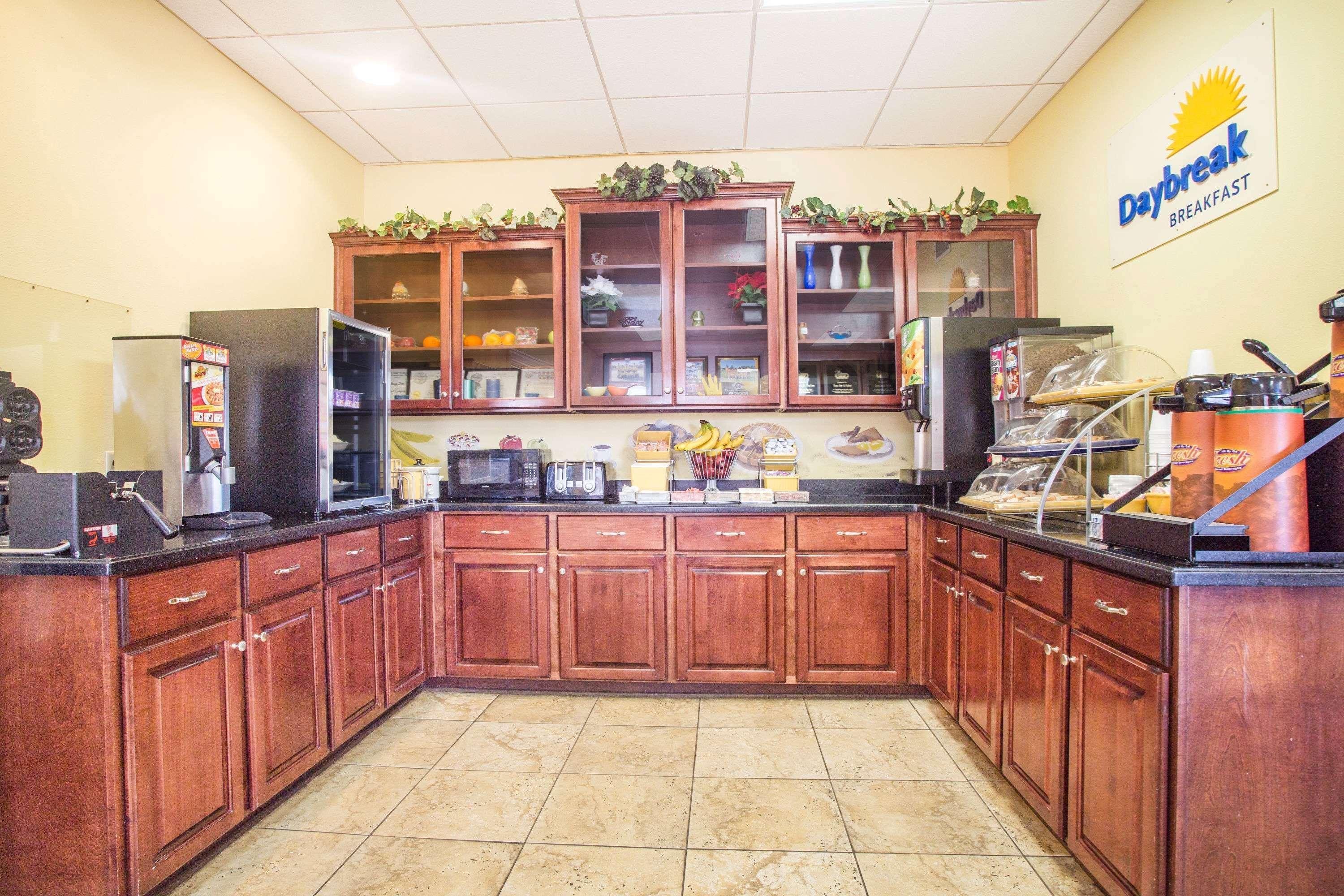 Days Inn & Suites By Wyndham Swainsboro Exteriör bild