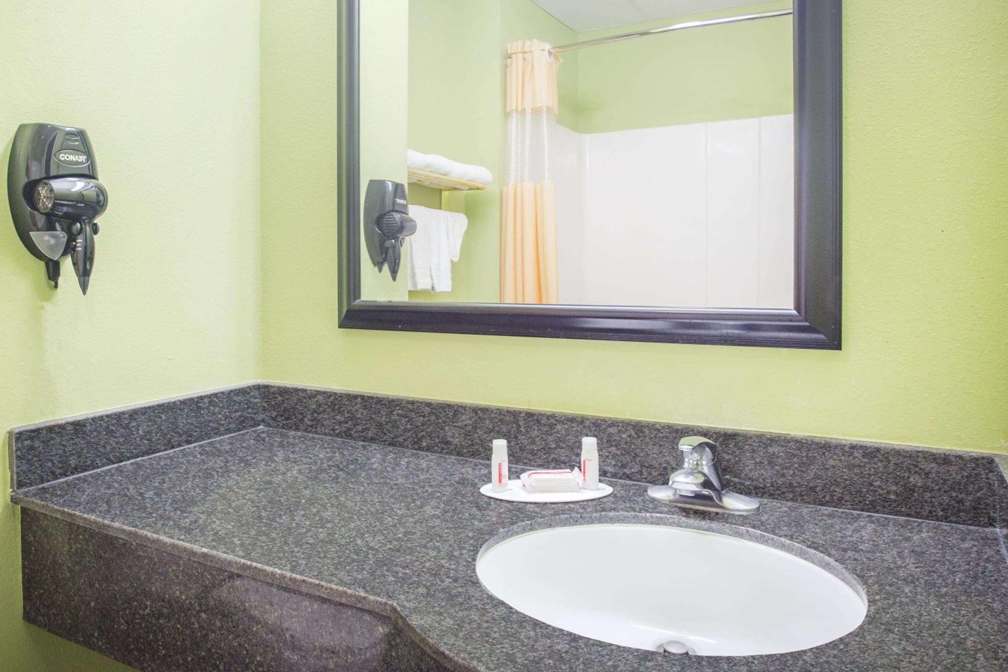 Days Inn & Suites By Wyndham Swainsboro Exteriör bild
